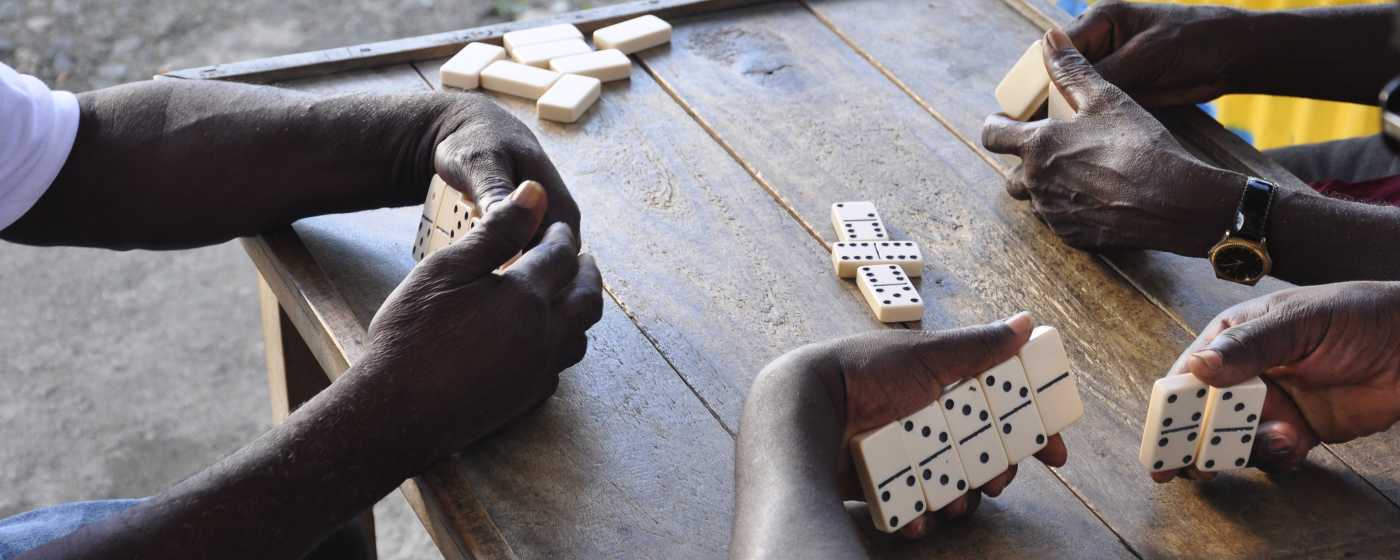 patois manos de jamaiquinos jugando dominó