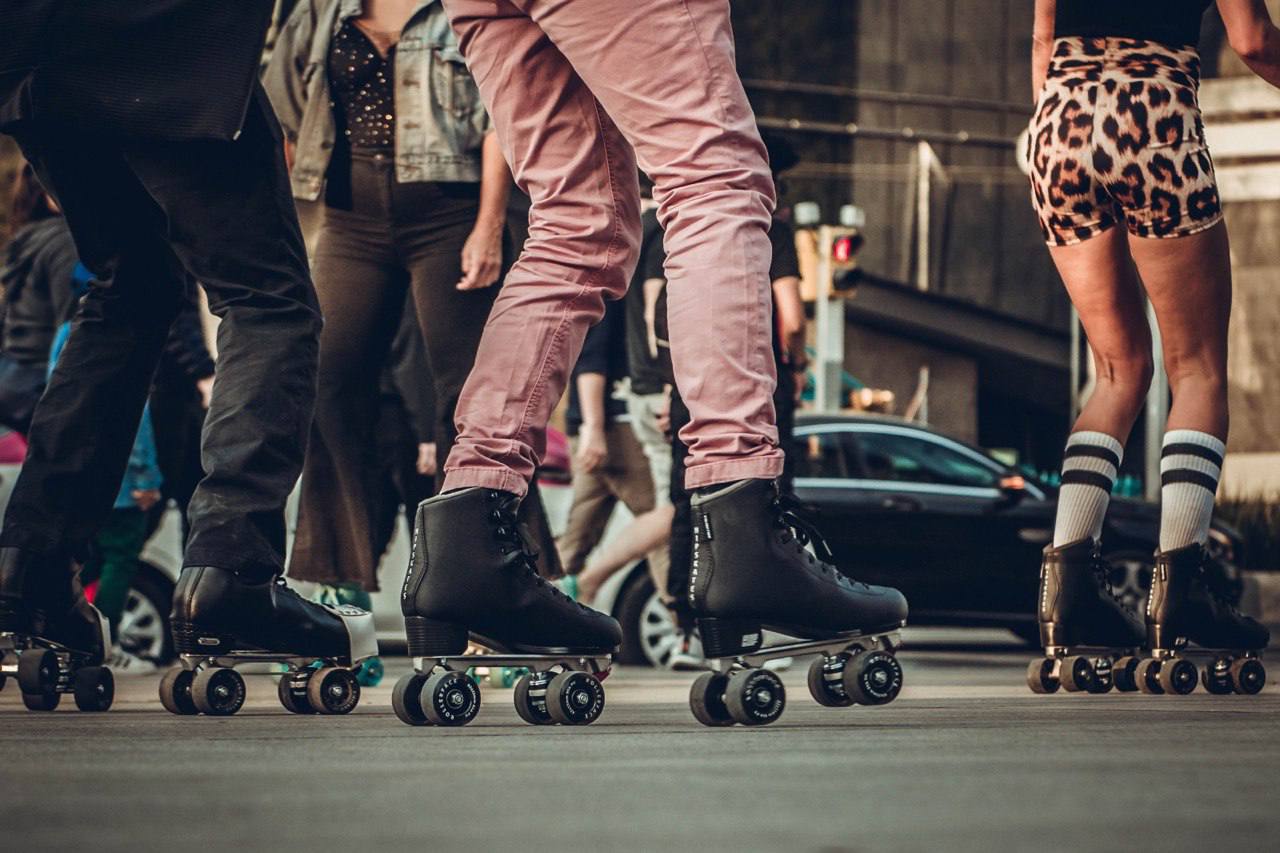 personas patinando en la calle