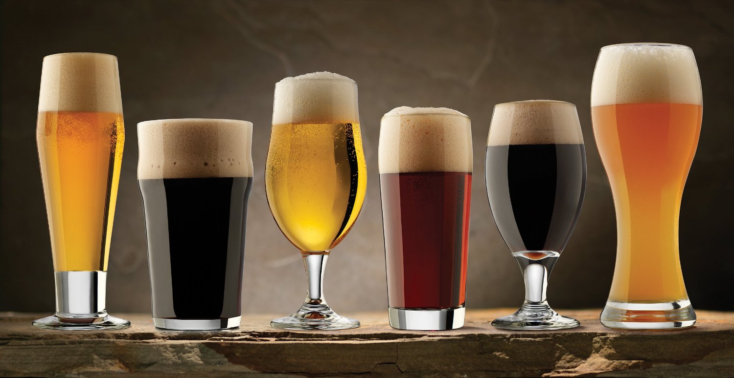 vasos y copas con diferentes tipos de cerveza